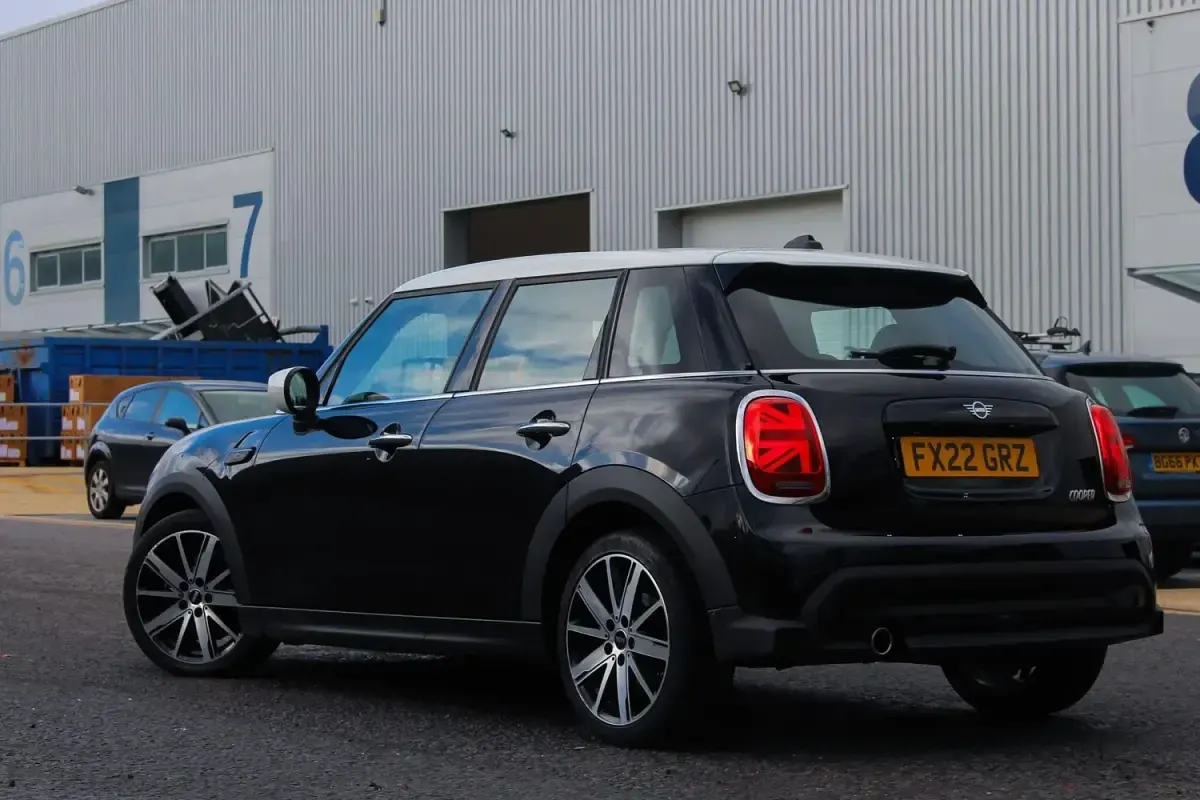 Używany Mini Cooper Classic 2022 Czarny Hatchback