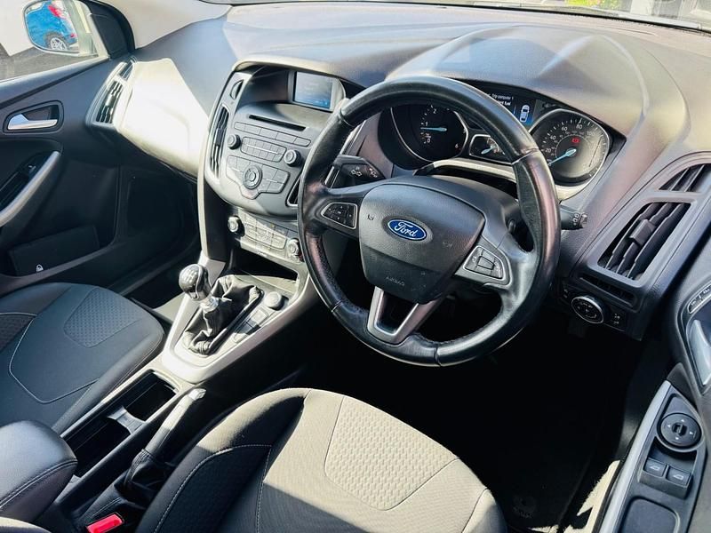 Usado Ford Focus Zetec 115 HP (84 kW) 2015 Prateado Citadino