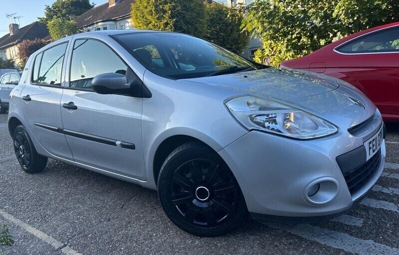 Silver Used 2011 Renault Clio II Hatchback | £1,995 (Fair price) - Image 1/4