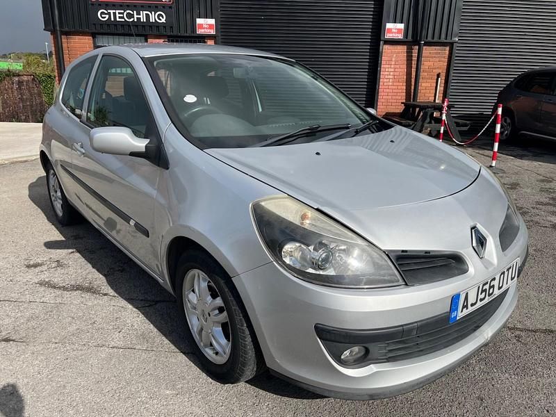 Used Renault Clio II Dynamique 98 HP (72 kW) 2006 Silver Hatchback
