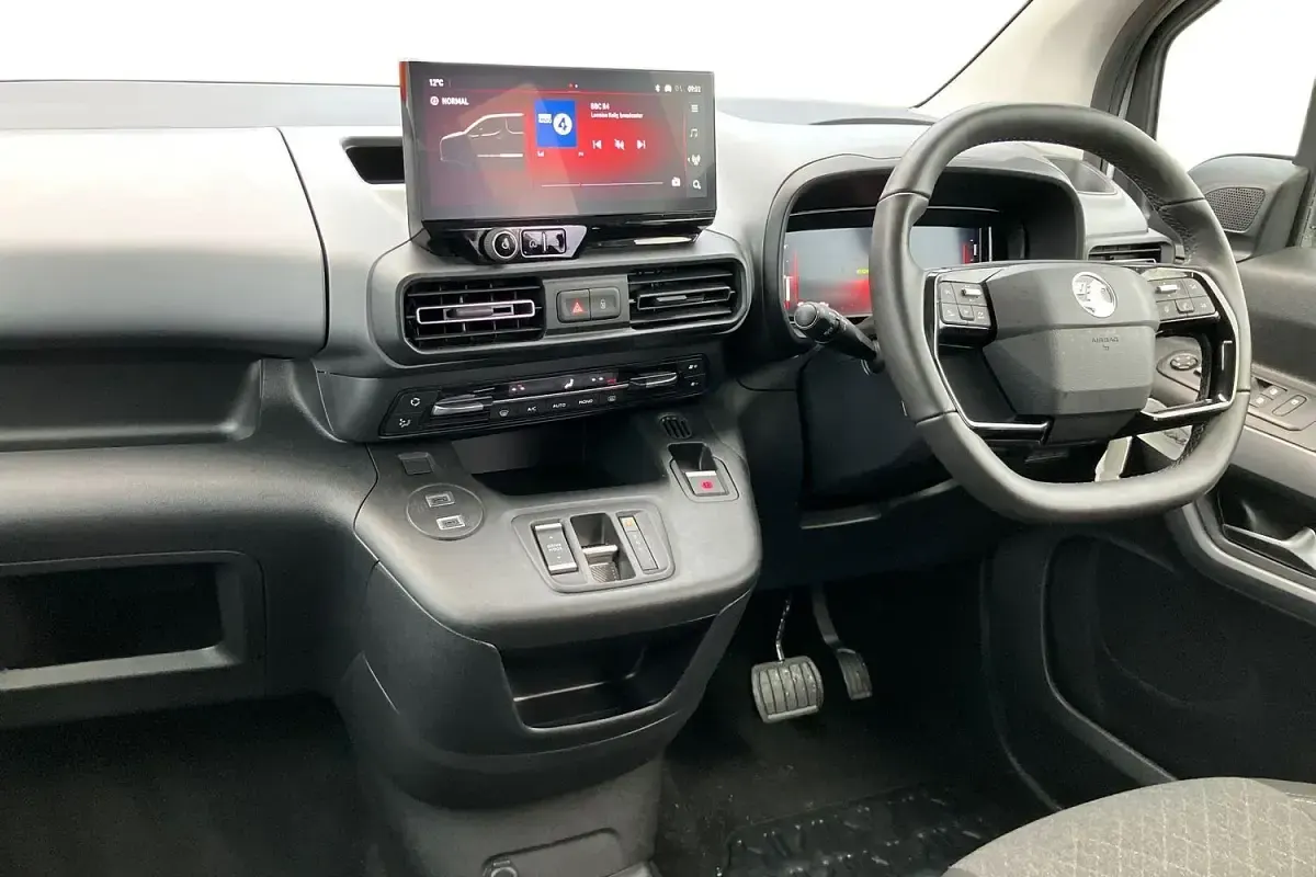 Usado Vauxhall Combo Ultimate 100 kW (136 CV) 2024 Blanco Monovolumen