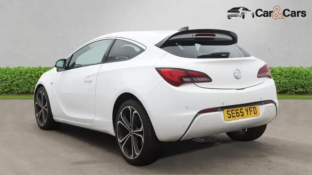 Used Vauxhall Astra GTC Edition 140 HP (102 kW) 2016 White Coupe