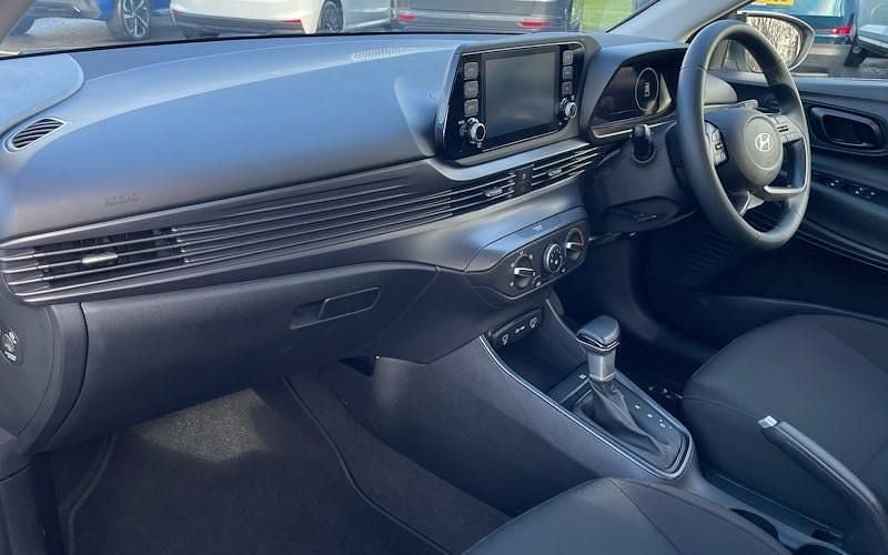 Used Hyundai i20 Advanced 101 HP (74 kW) 2024 White Hatchback