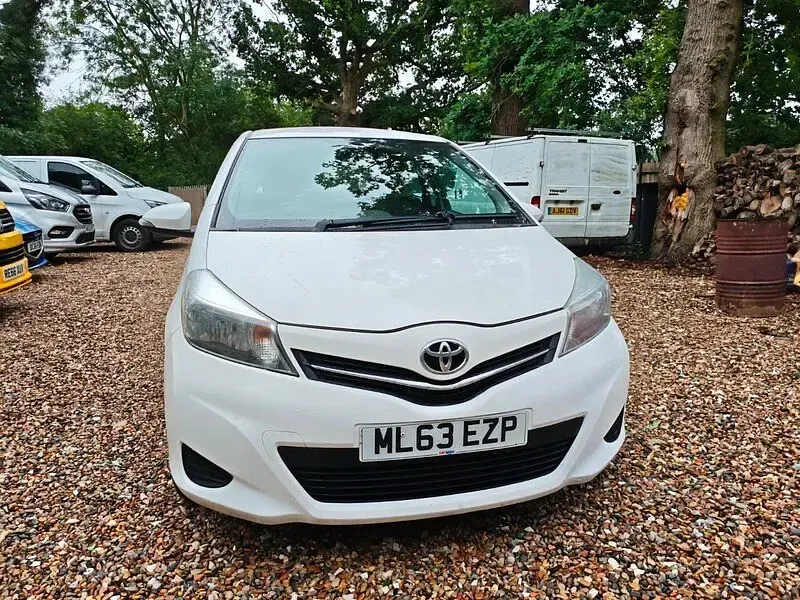 Used Toyota Yaris 99 HP (72 kW) 2013 White Hatchback