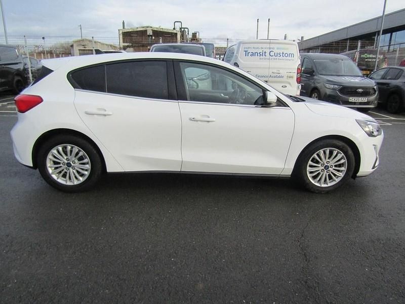 Begagnad Ford Focus Titanium 125 HK (91 kW) 2022 Vit Halvkombi
