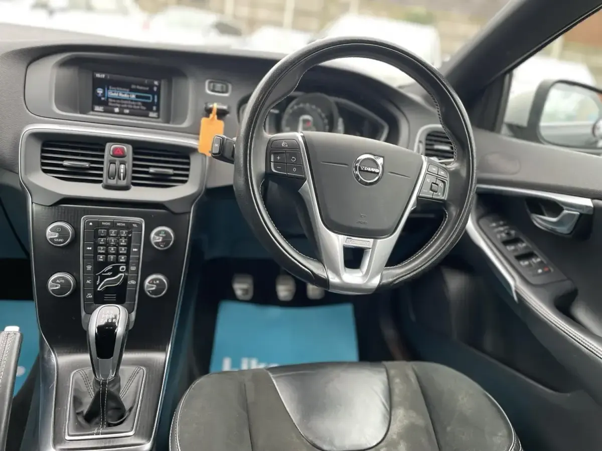 Begagnad Volvo V40 R-Design 122 HK (89 kW) 2017 Svart Halvkombi