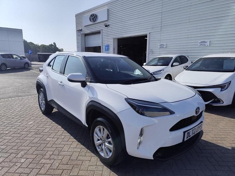 White Used 2023 Toyota Yaris Hybrid Hatchback | £21,995 (Expensive) - Image 1/4