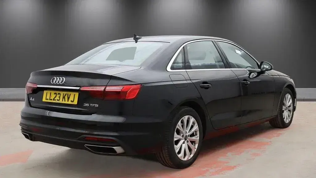 Begagnad Audi A4 Advanced 150 HK (110 kW) 2023 Svart Sedan