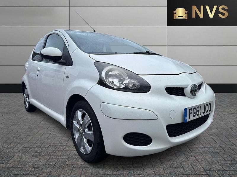 Used Toyota Aygo 68 HP (50 kW) 2011 White Hatchback