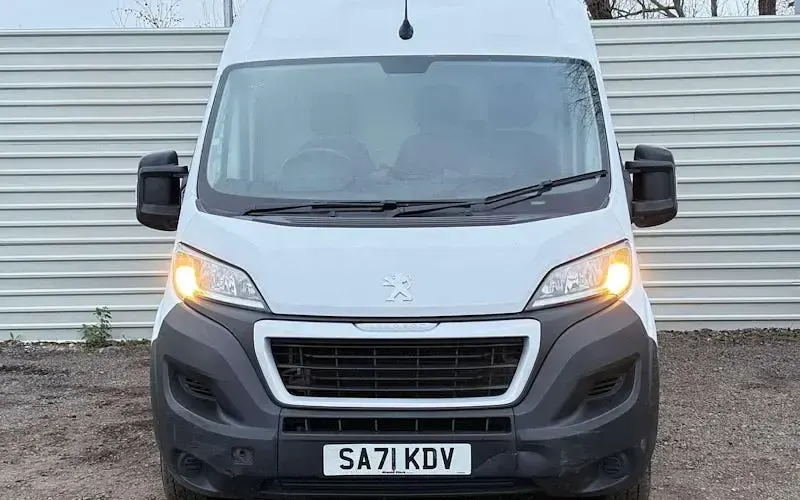 Käytetty Peugeot Boxer 140 HP (102 kW) 2022 Van