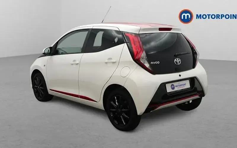 Second-hand Toyota Aygo x-press 69 CP (50 kW) 2018 Alb Hatchback
