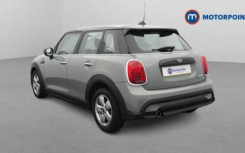 Begagnad Mini Cooper Classic 136 HK (100 kW) 2022 Grå Halvkombi