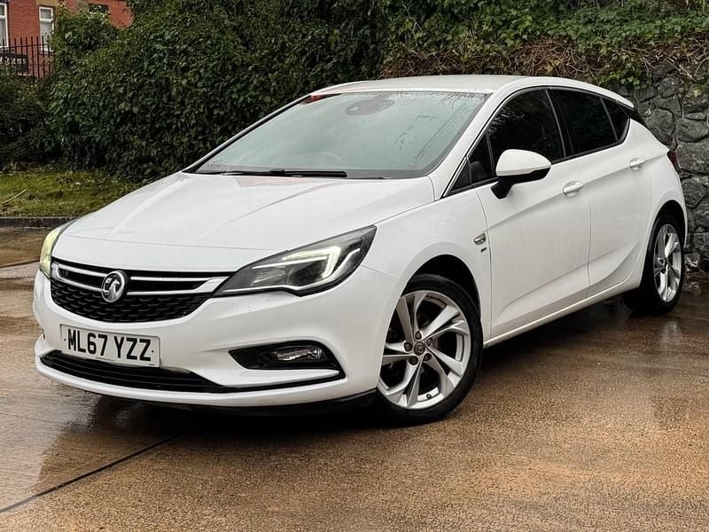 Used Vauxhall Astra SRi 105 HP (77 kW) 2017 White Hatchback
