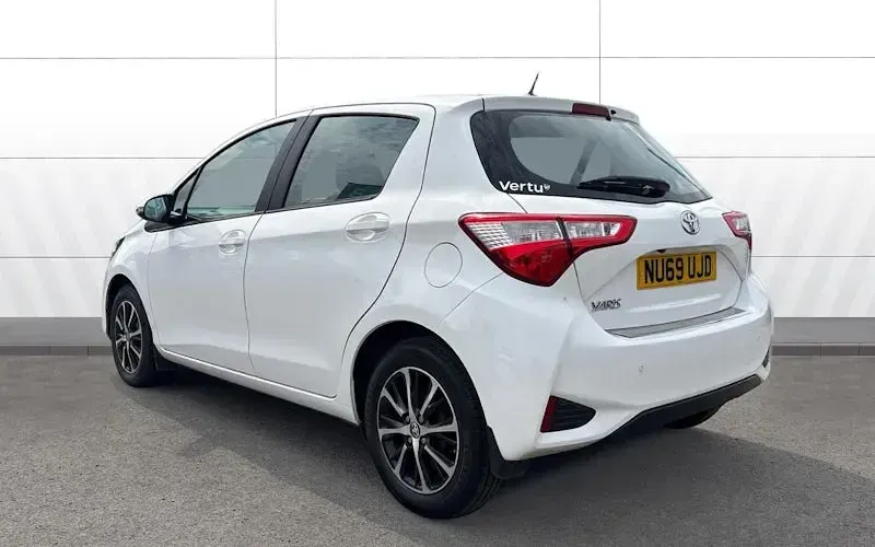 Used Toyota Yaris 111 HP (81 kW) 2019 White Hatchback
