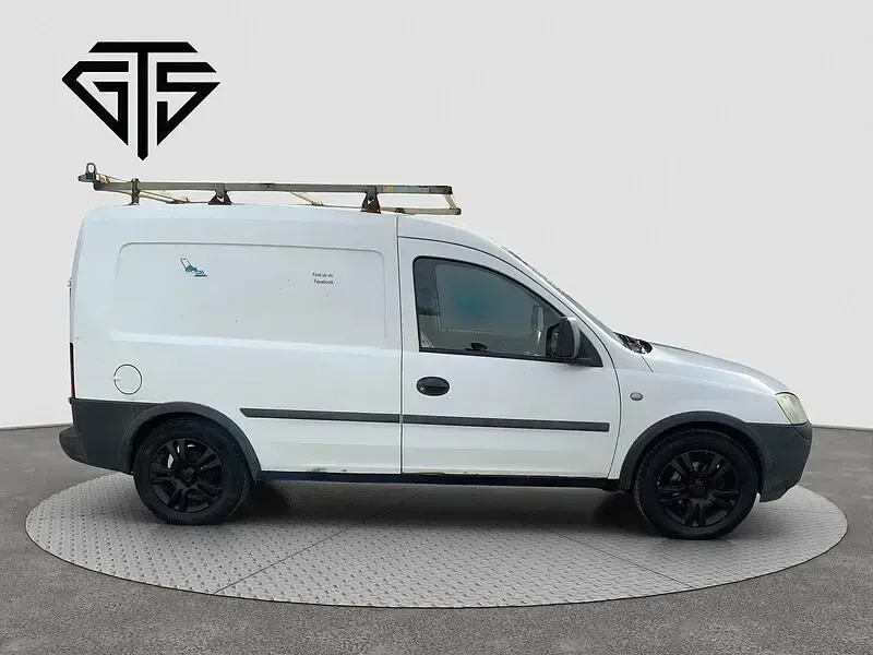 Used Vauxhall Combo 75 HP (55 kW) 2006 White MPV