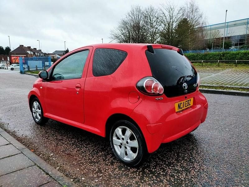Used Toyota Aygo 68 HP (50 kW) 2011 Red Hatchback