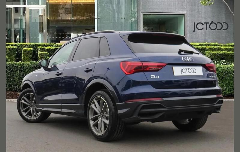Begagnad Audi Q3 Black Edition 150 HK (110 kW) 2023 Blå SUV