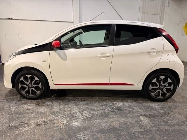 Used Toyota Aygo Play 72 HP (52 kW) 2019 White Hatchback