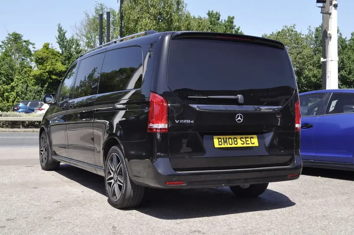 Usado Mercedes V220 AMG line 163 HP (119 kW) 2023 Preto Monovolume