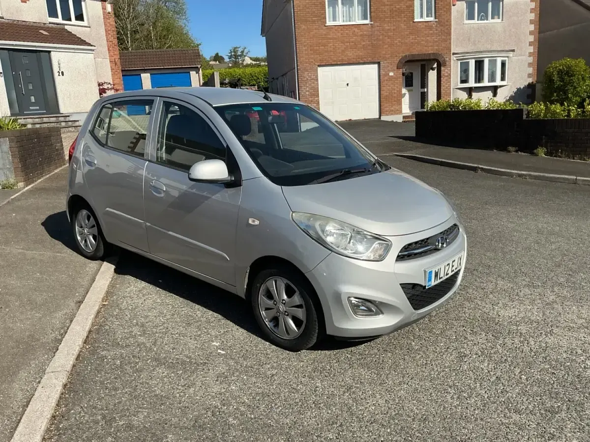 Usado Hyundai i10 Active 86 HP (63 kW) 2012 Prateado Citadino