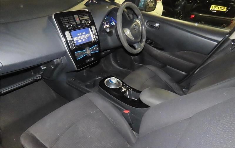 Używany Nissan Leaf Acenta 80 kW (109 KM) 2014 Biały Hatchback