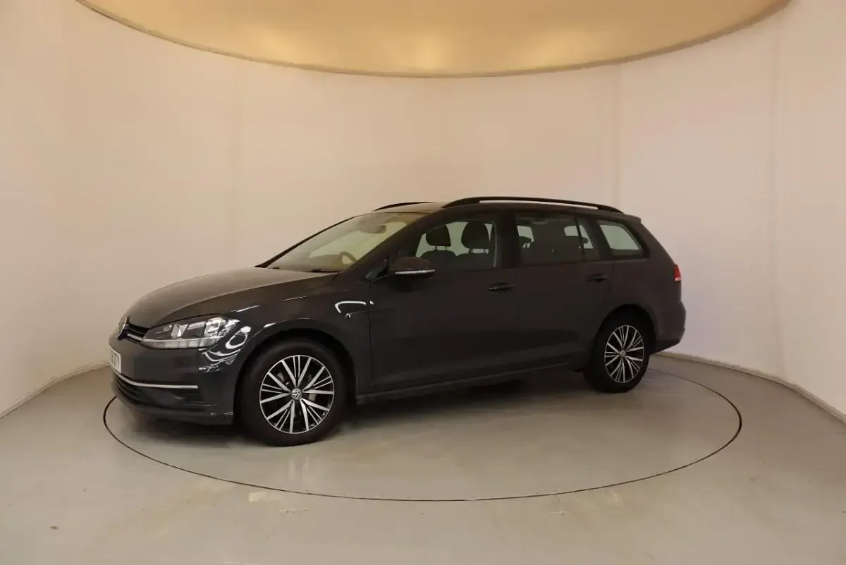 Begagnad VW Golf VII SE 113 HK (83 kW) 2018 Grå Kombi