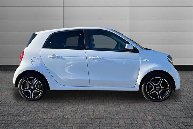 Used Smart ForFour Electric Drive Premium 60 kW (82 HP) 2022 White Hatchback