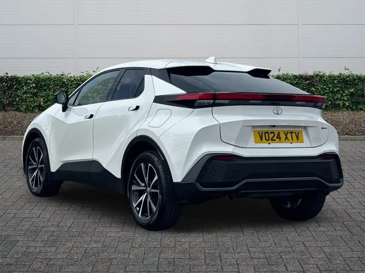 Used Toyota C-HR Design 140 HP (102 kW) 2024 White SUV