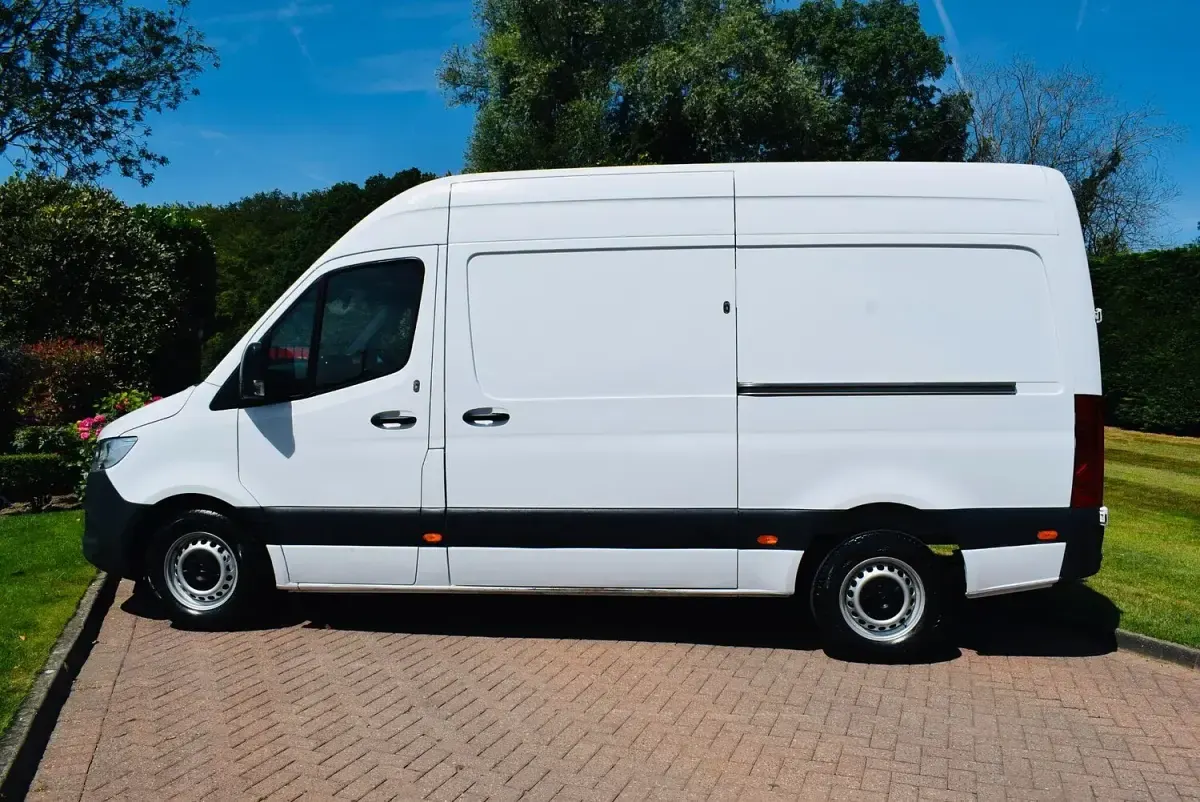 Used Mercedes Sprinter Progressive 161 HP (118 kW) 2021 White Van