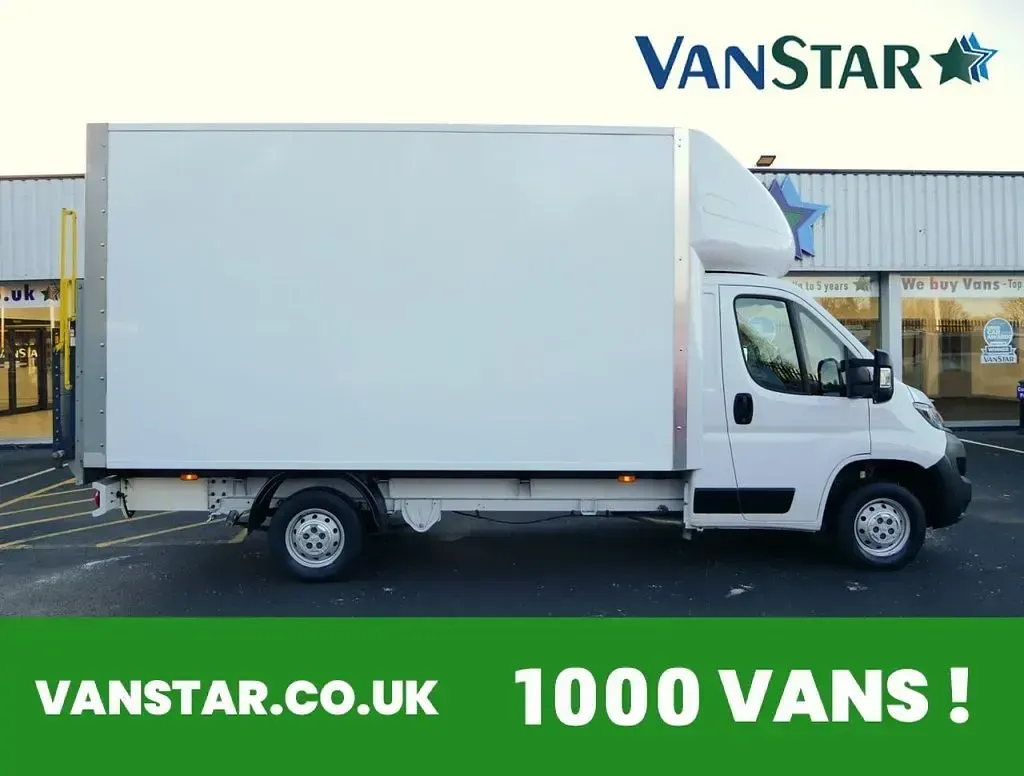 Used Peugeot Boxer Business-Line 140 HP (102 kW) 2023 White Van