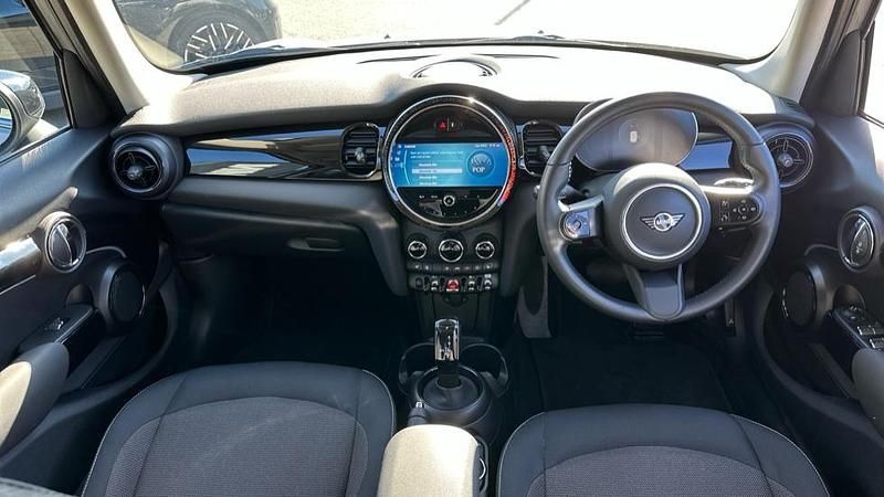 Begagnad Mini Cooper Classic 134 HK (98 kW) 2023 Silver Halvkombi