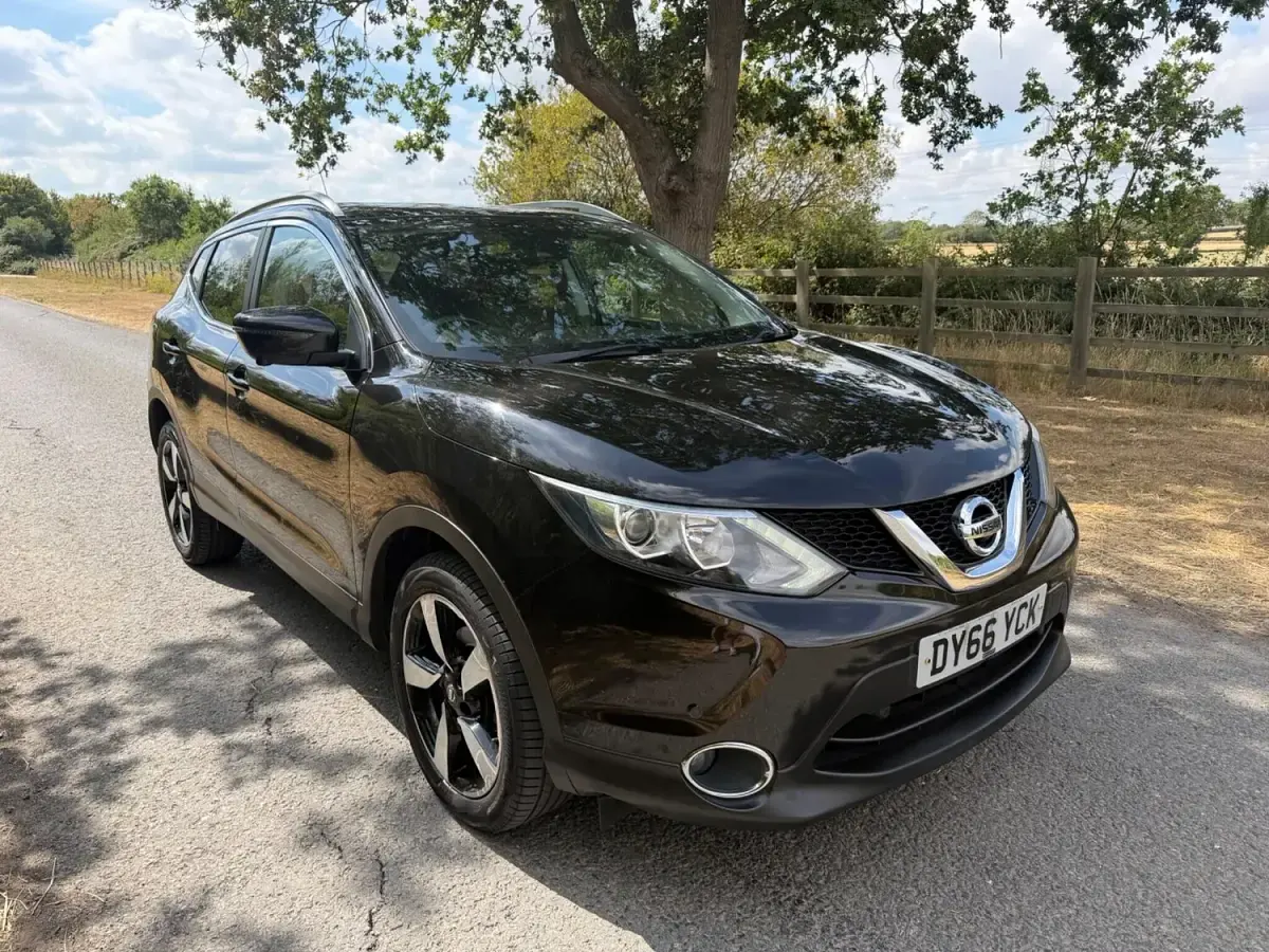 Used Nissan Qashqai N-Connecta 110 HP (80 kW) 2016 Black SUV