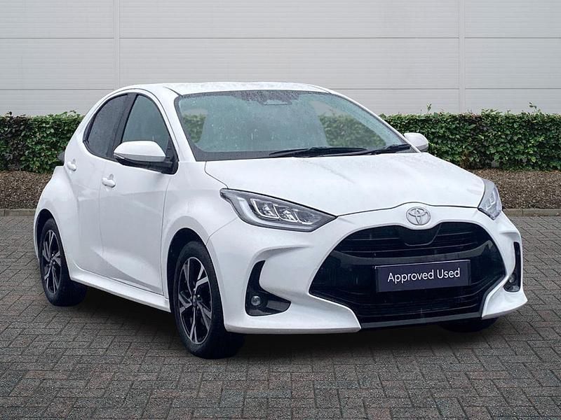 Used Toyota Yaris Hybrid Design 2024 White Hatchback