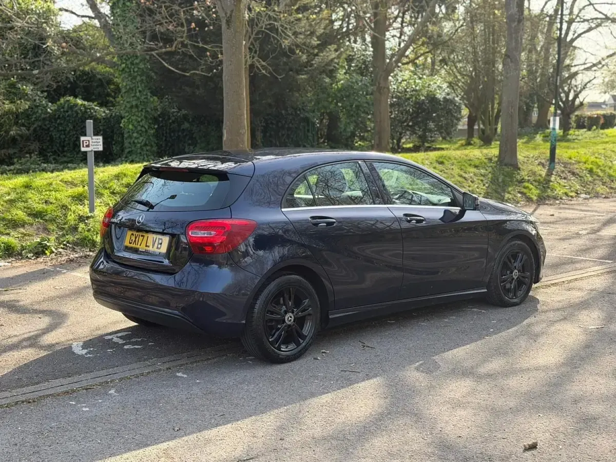 Używany Mercedes A180 SE 2017 Niebieski Hatchback