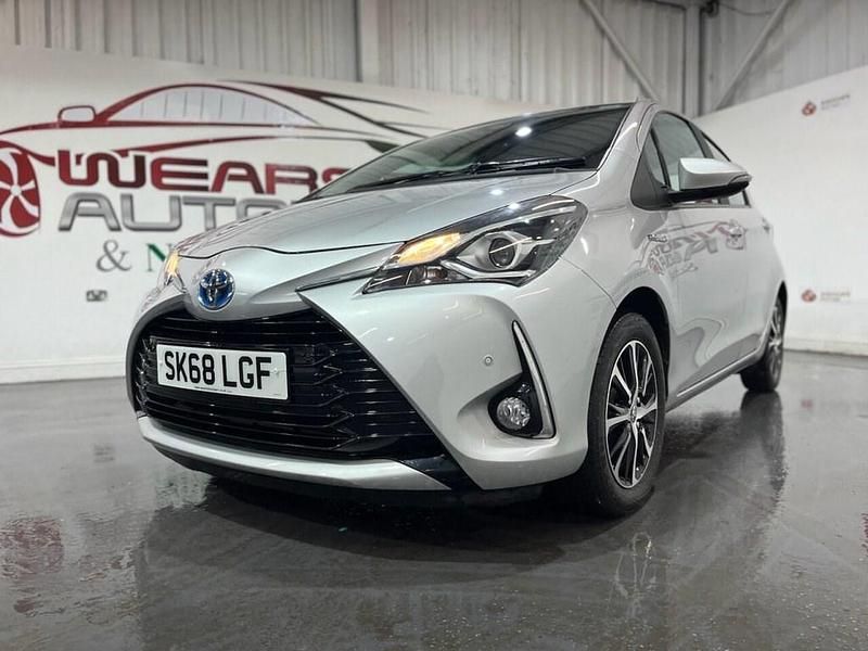 Used Toyota Yaris Hybrid 100 HP (73 kW) 2018 Silver Hatchback
