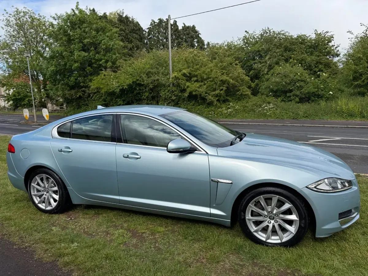 Second-hand Jaguar XF Premium Luxury 240 CP (176 kW) 2013 Albastru Berlinǎ