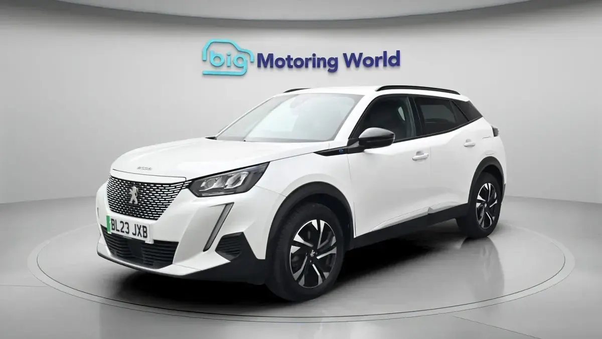 Used Peugeot e-2008 Allure+ 100 kW (136 HP) 2023 White SUV