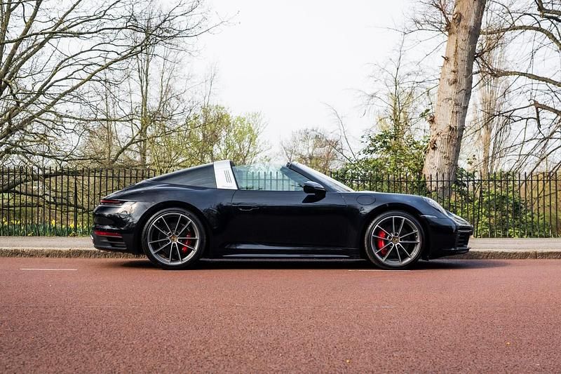 Begagnad Porsche 992 2024 Svart Sportkupé
