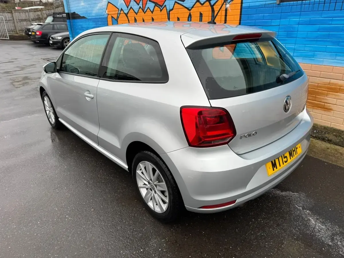 Usado VW Polo SE 90 HP (66 kW) 2015 Prateado Citadino
