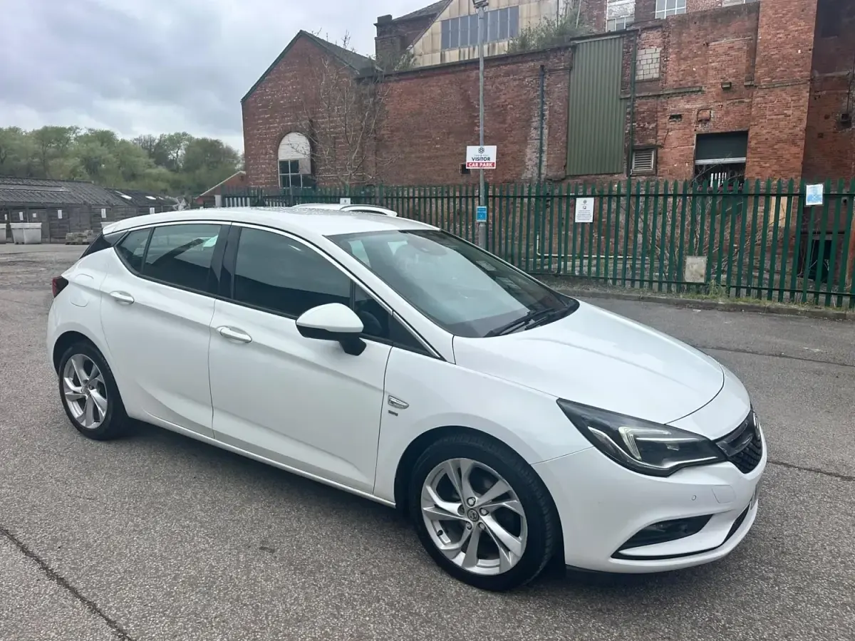 Begagnad Vauxhall Astra SRi 150 HK (110 kW) 2019 Vit Halvkombi