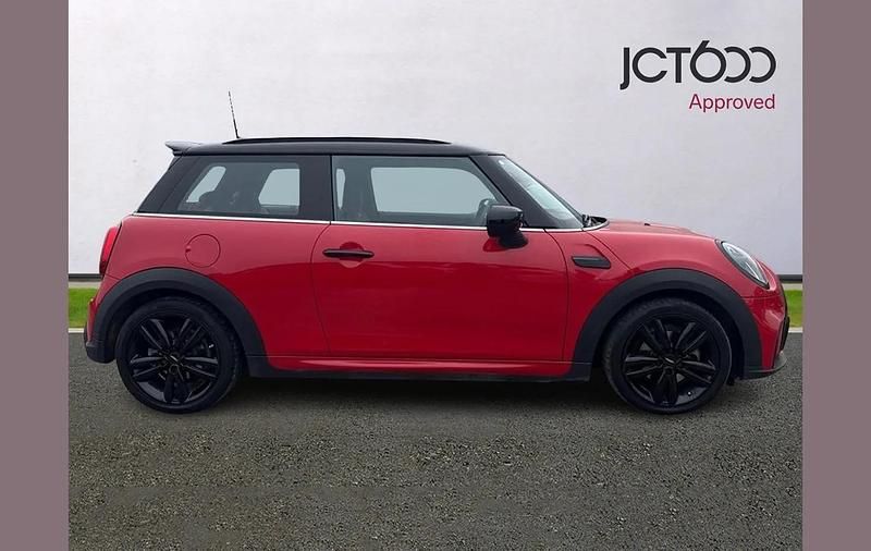 Begagnad Mini Cooper Sport 134 HK (98 kW) 2023 Röd Halvkombi