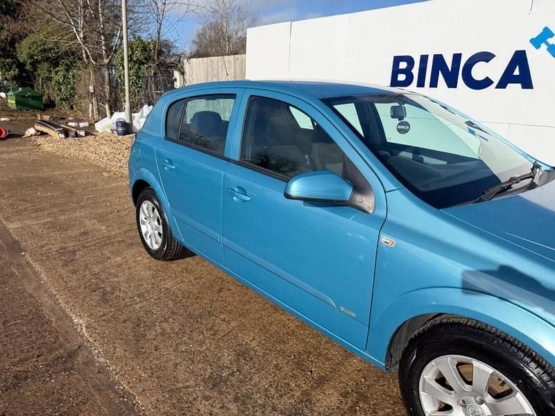Used Vauxhall Astra Club 90 HP (66 kW) 2004 Blue Hatchback