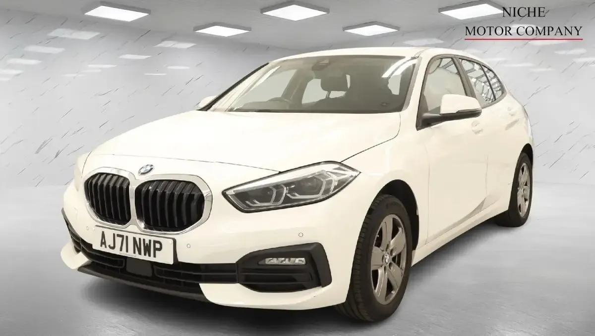 Begagnad BMW 116 Comfort Edition 2022 Vit Halvkombi