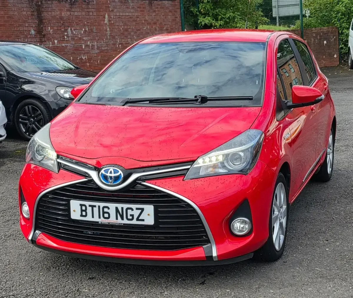 Used Toyota Yaris 100 HP (73 kW) 2016 Red Hatchback