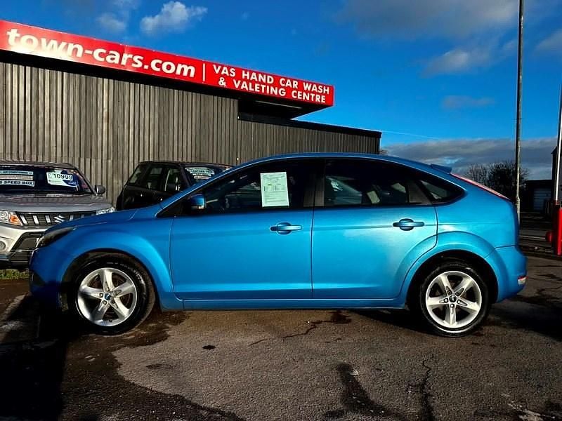 Used Ford Focus Zetec 123 HP (90 kW) 2011 Blue Hatchback