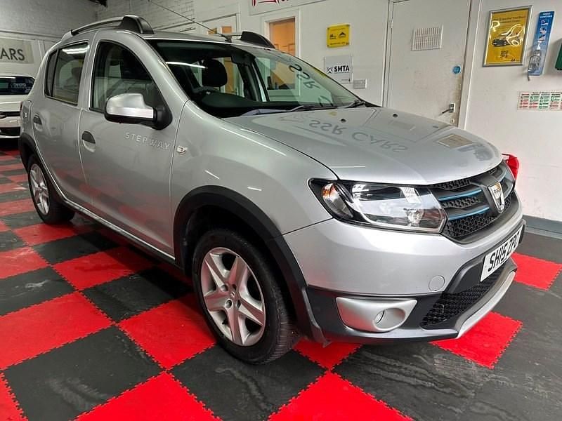 Used Dacia Sandero Lauréate 90 HP (66 kW) 2015 Silver Hatchback