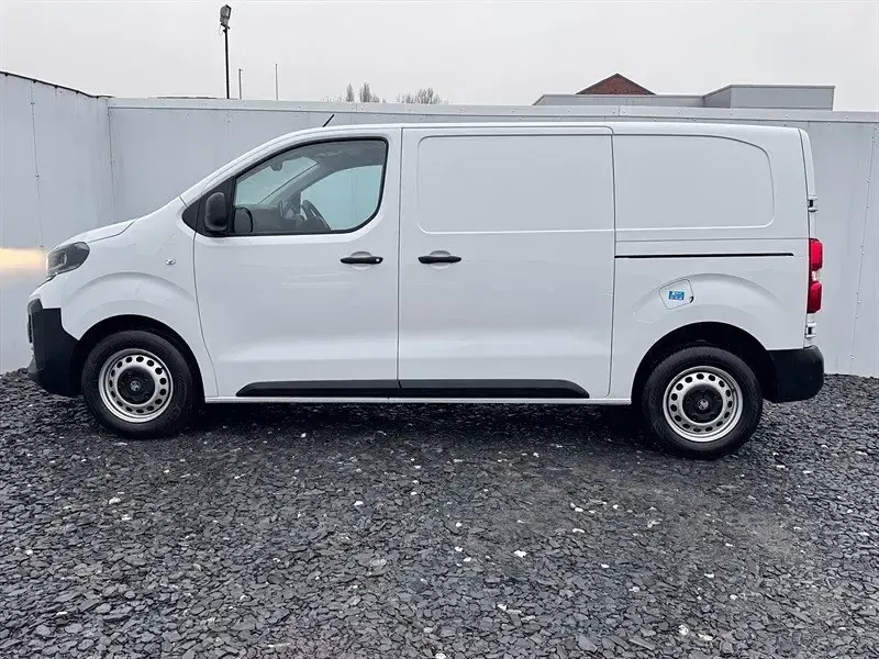 Second-hand Vauxhall Vivaro S 120 CP (88 kW) 2024 Alb Monovolum