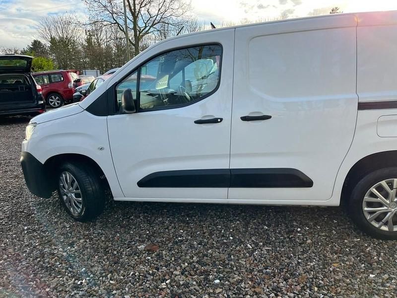 Used Citroën Berlingo 100 HP (73 kW) 2020 White MPV