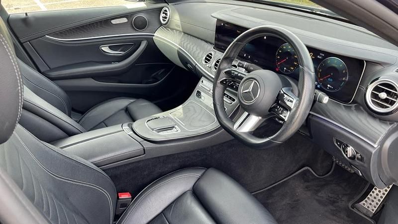 Usado Mercedes E300 AMG line 306 HP (225 kW) 2021 Azul