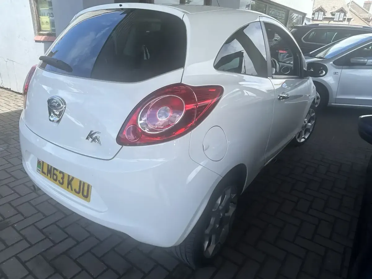 Used Ford Ka Titanium 69 HP (50 kW) 2013 White Hatchback